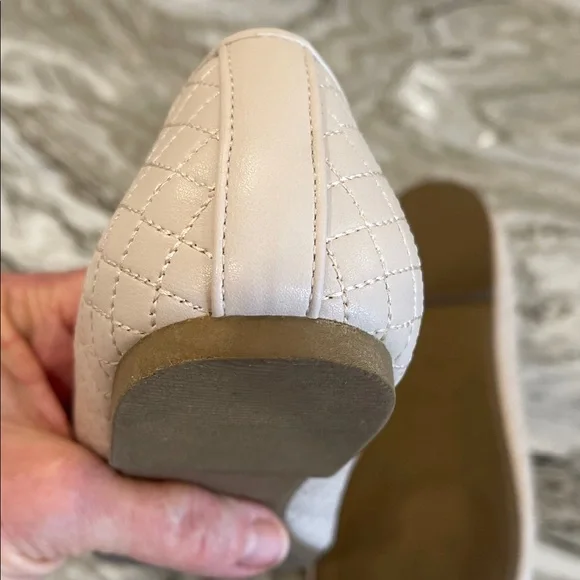 Seychelles Women's Quilted Cream Flats - Picture 9 of 10